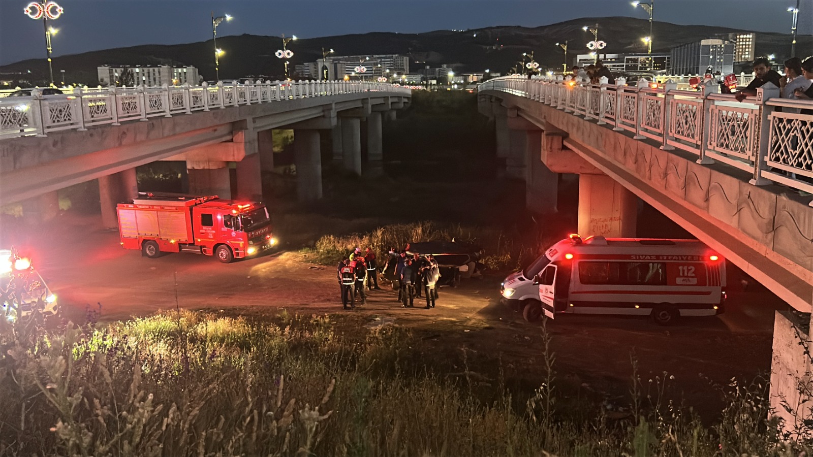 Sivas’ta Feci Kaza: Otomobil Irmak Kenarına Düştü