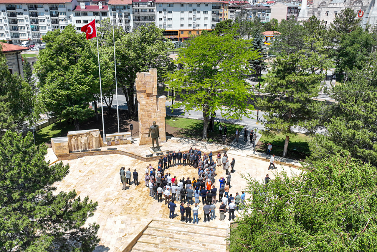 Sivas'ta Atatürk Anıtı'nın çevre düzenlemesi tamamlandı