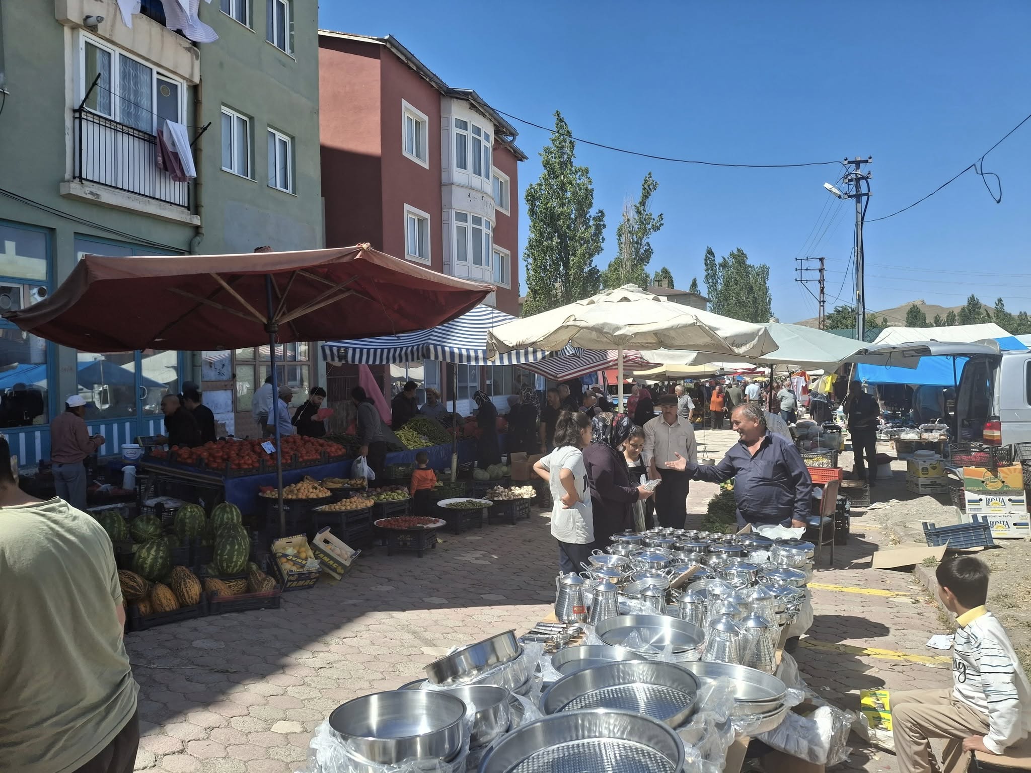 Ulaş'ta semt pazarı yeni yerinde kuruldu