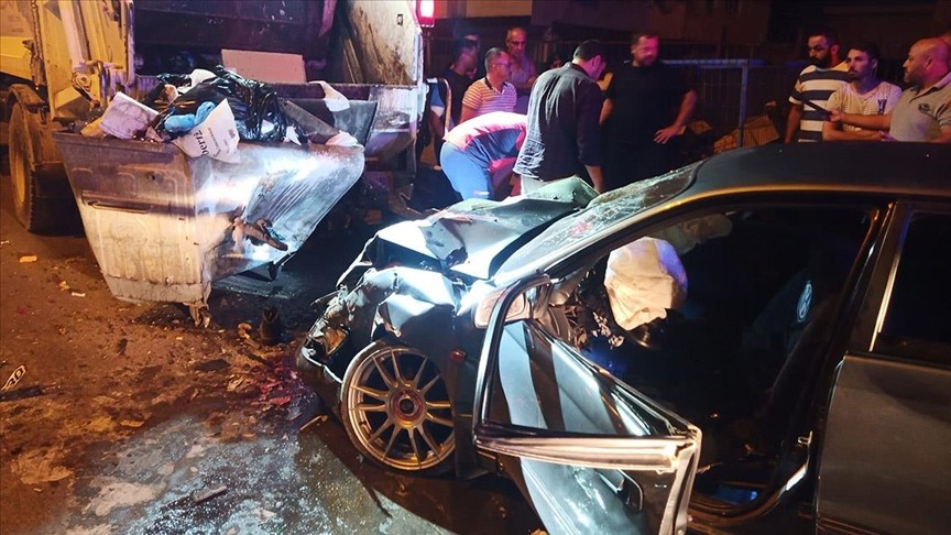 Otomobil çöp kamyonuna çarptı, 1 kişi öldü