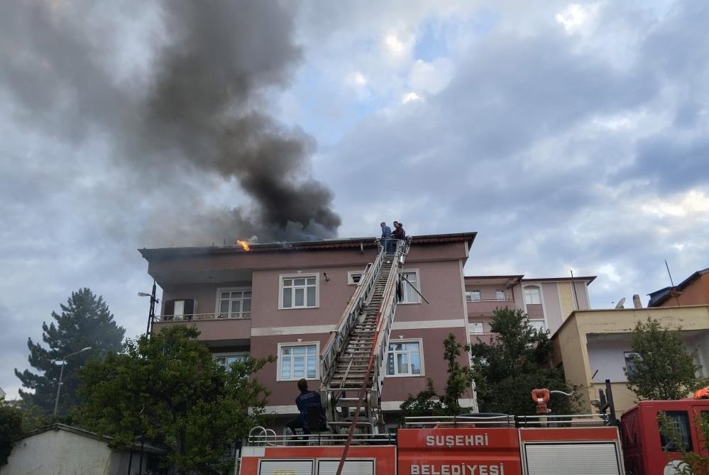 Sivas'ta binanın çatısında yangın