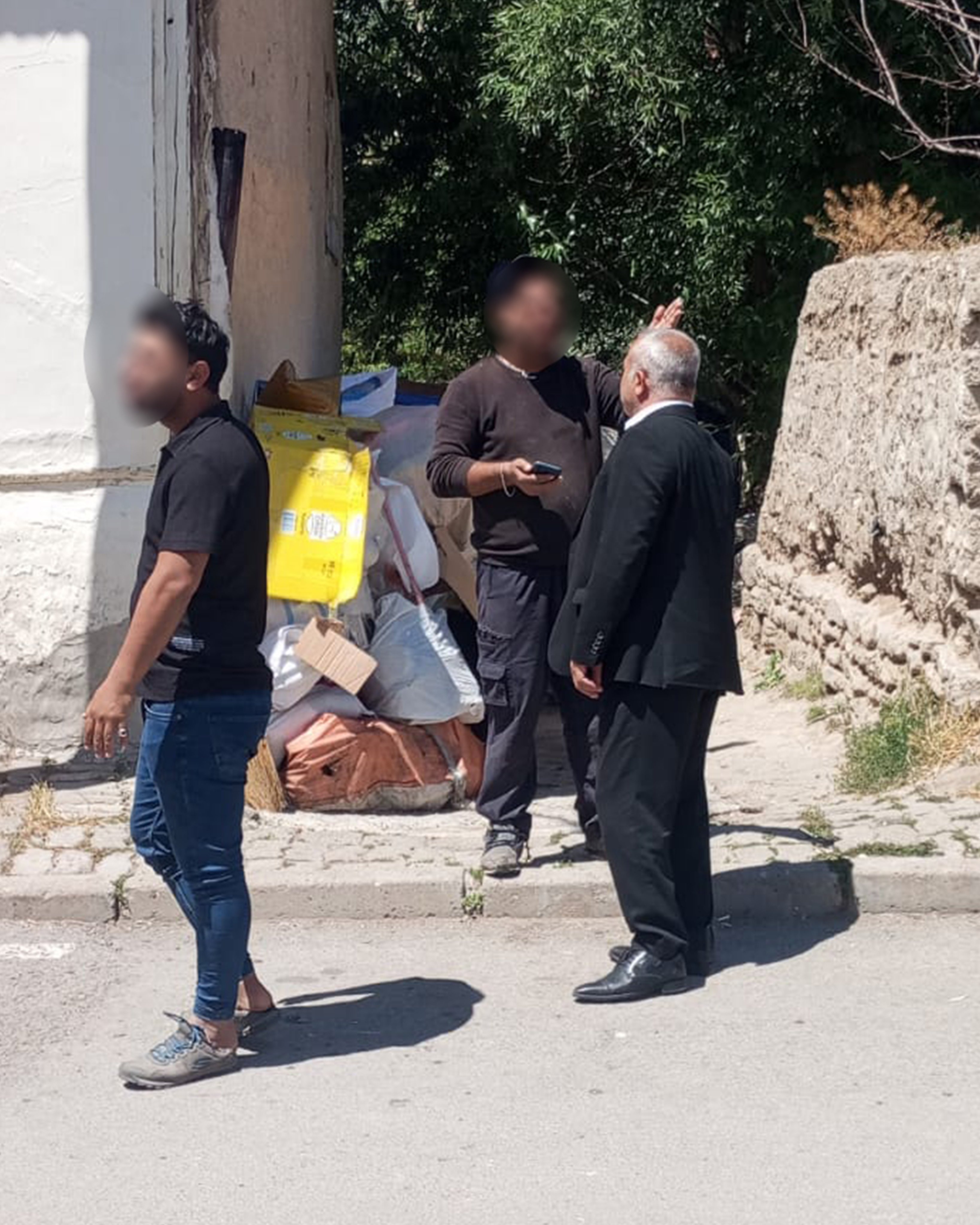 Sivas'ta kapı önüne çöp atanlar yandı!