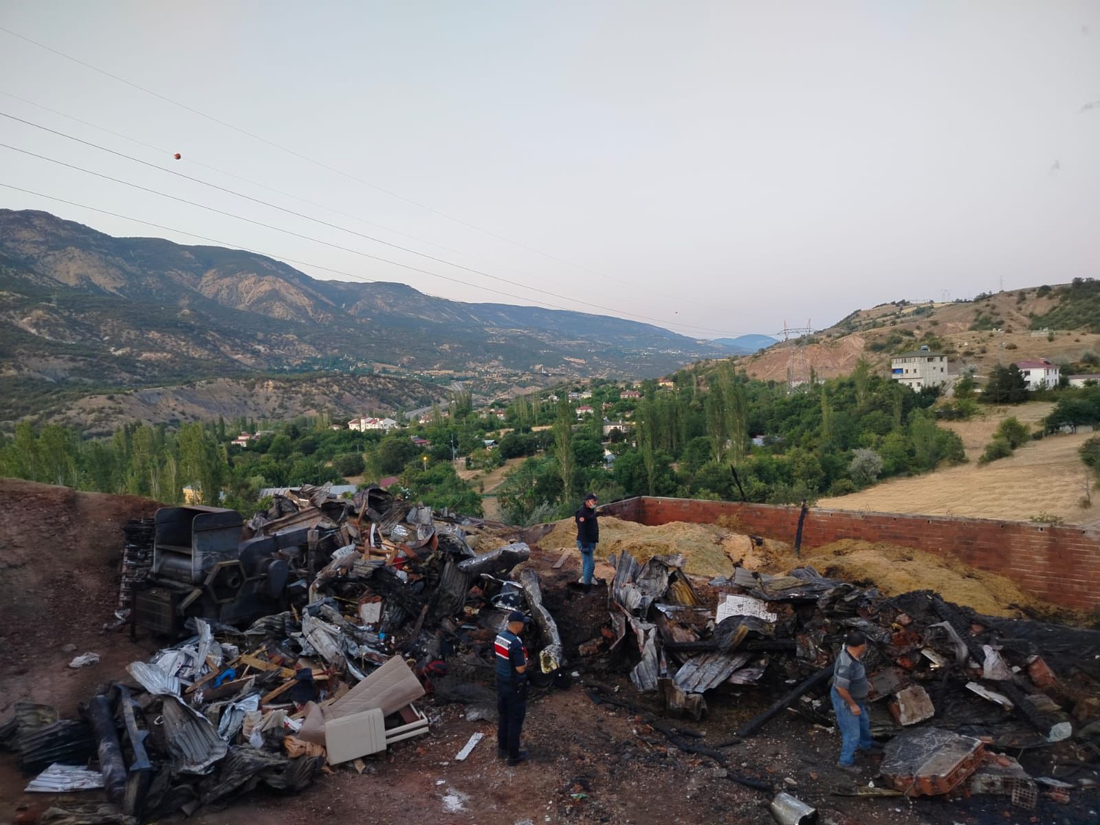 Sivas'ta  Feci Yangın: Ev, Ahır ve Samanlık Küle Döndü