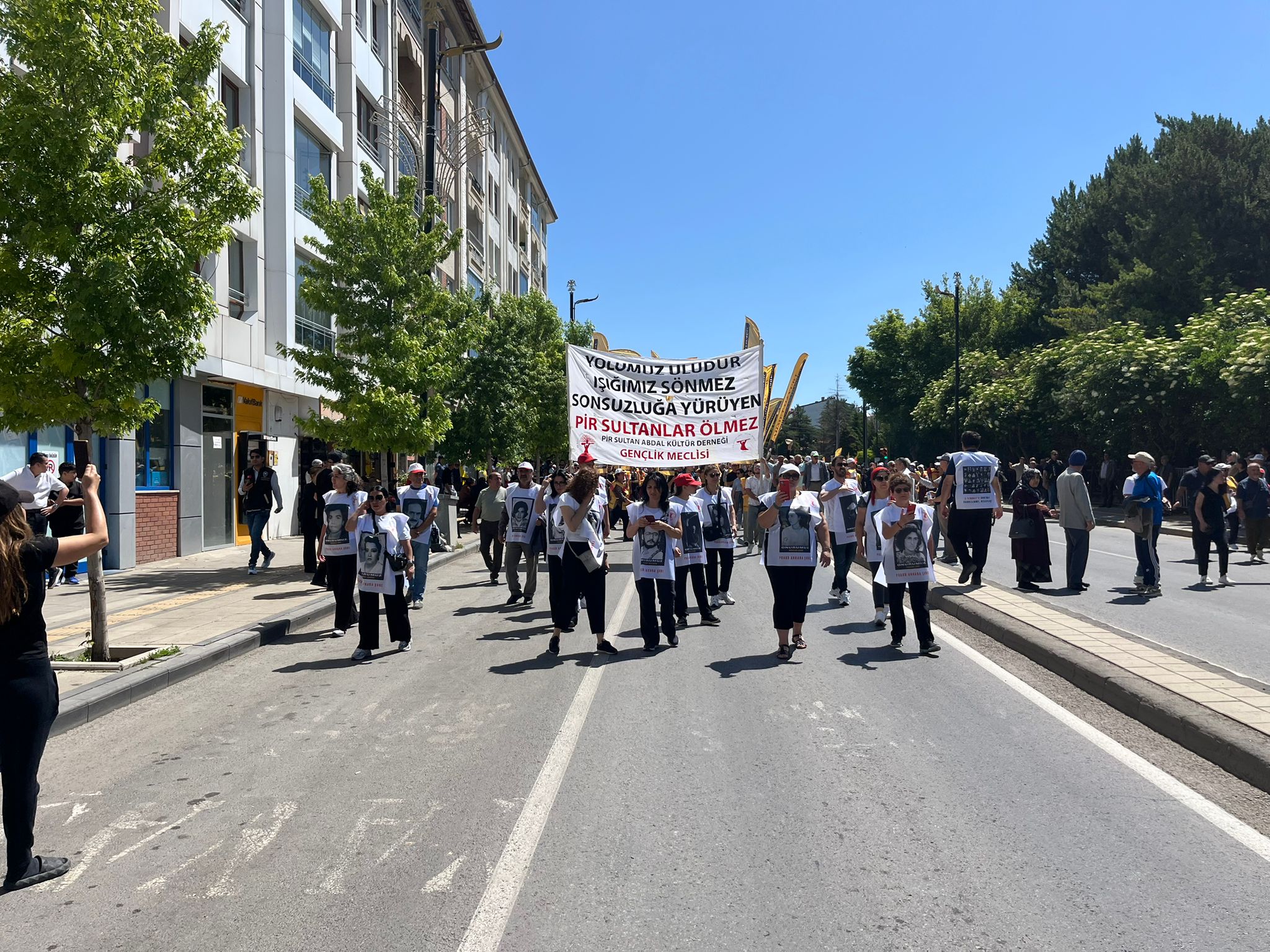 Sivas’ta Madımak’ta Hayatını Kaybedenler Anılıyor… Yürüyüş Başladı
