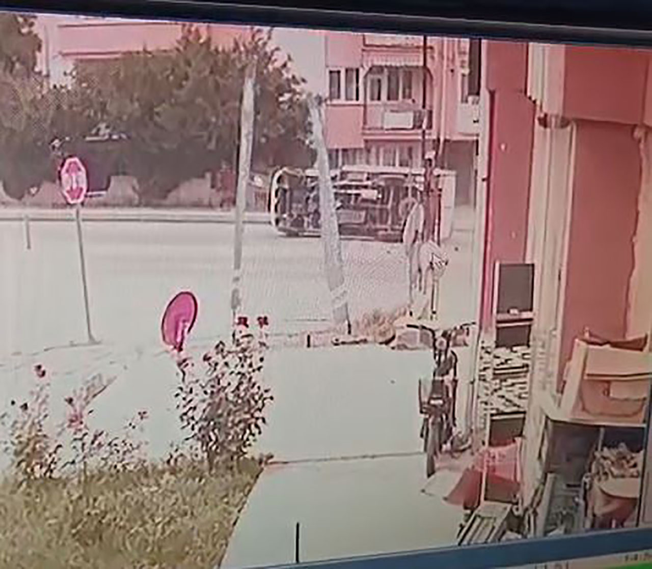 Sivas’ta Trafik Kazası: Ekmek Taşıyan Araç Devrildi, 2 Yaralı