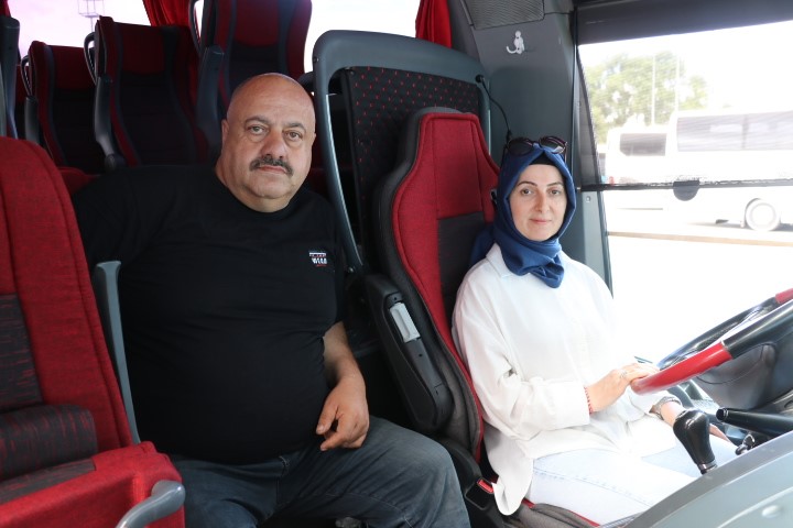 Sivaslı kadın hayalini gerçekleştirdi, kocası ile aynı otobüste şoförlük yapıyor