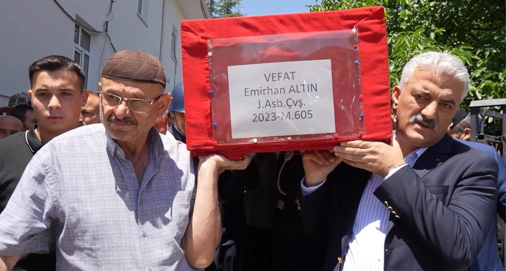 Oğlunun tabutunu omuzladı