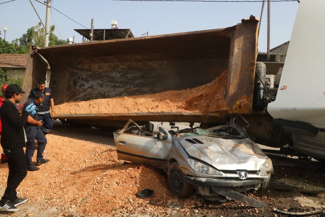 Hafriyat kamyonunun ezdiği otomobilden yaralı kurtuldu