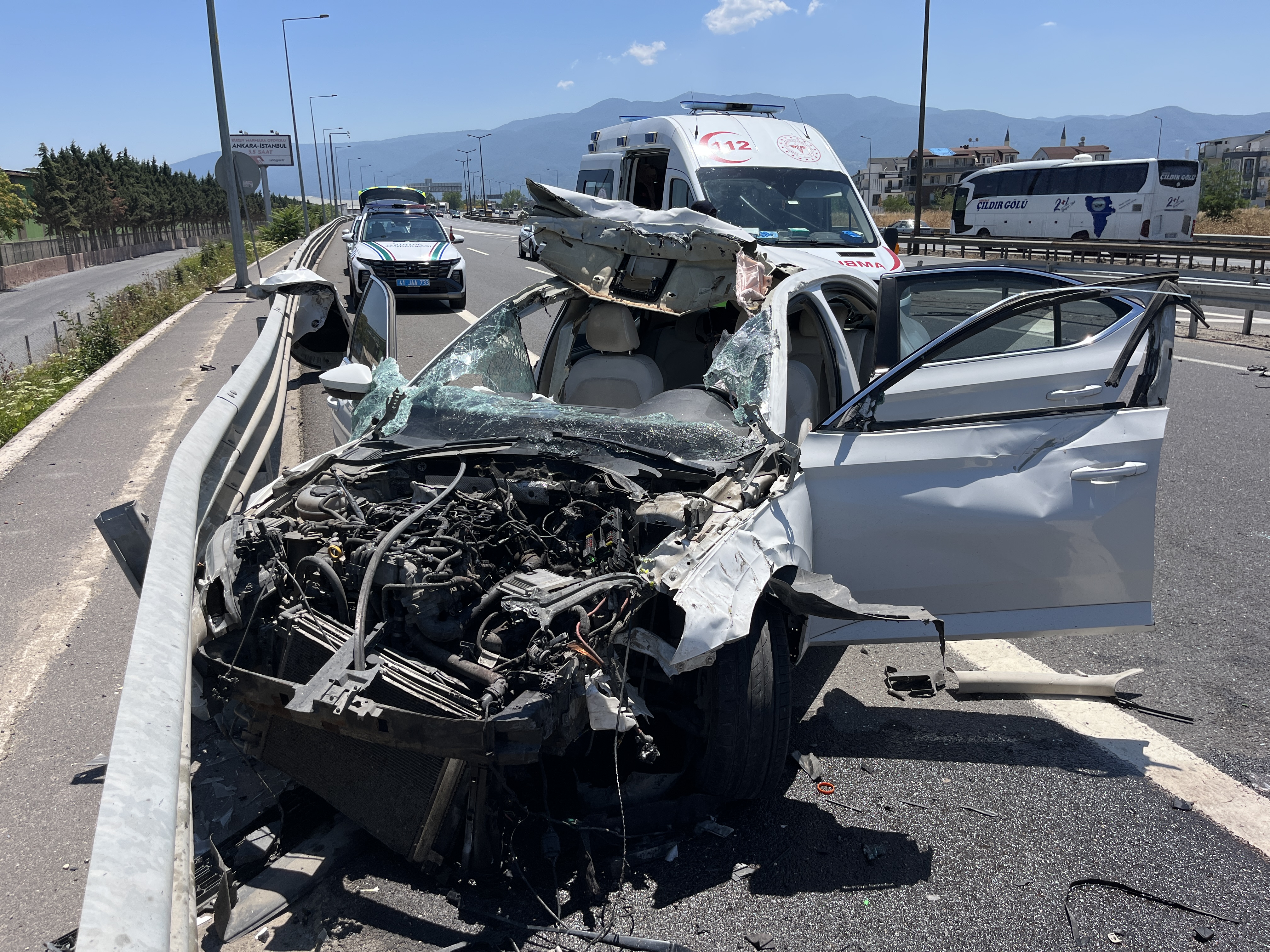 Bariyere çarpan otomobil hurdaya döndü