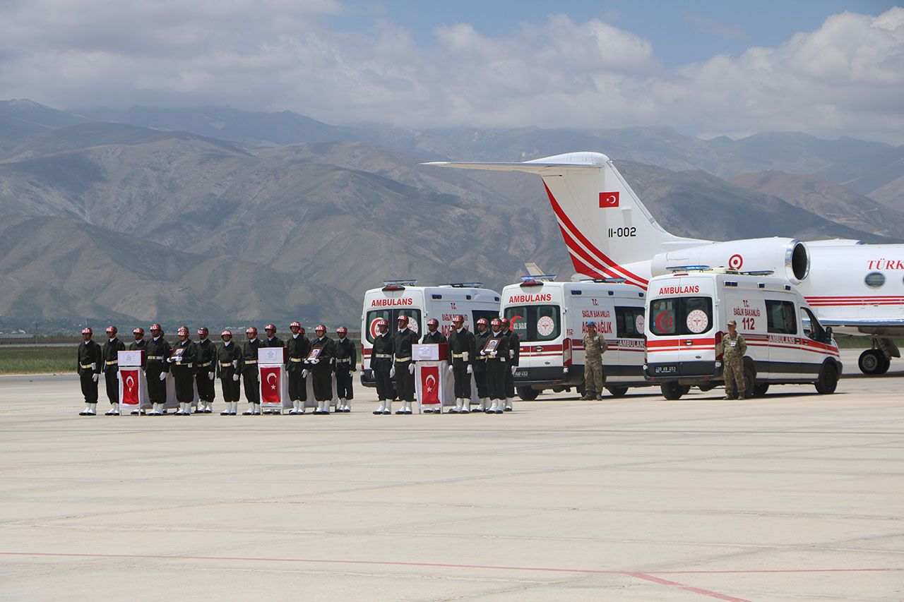 Şehit 6 asker için Hakkari'de tören düzenlendi