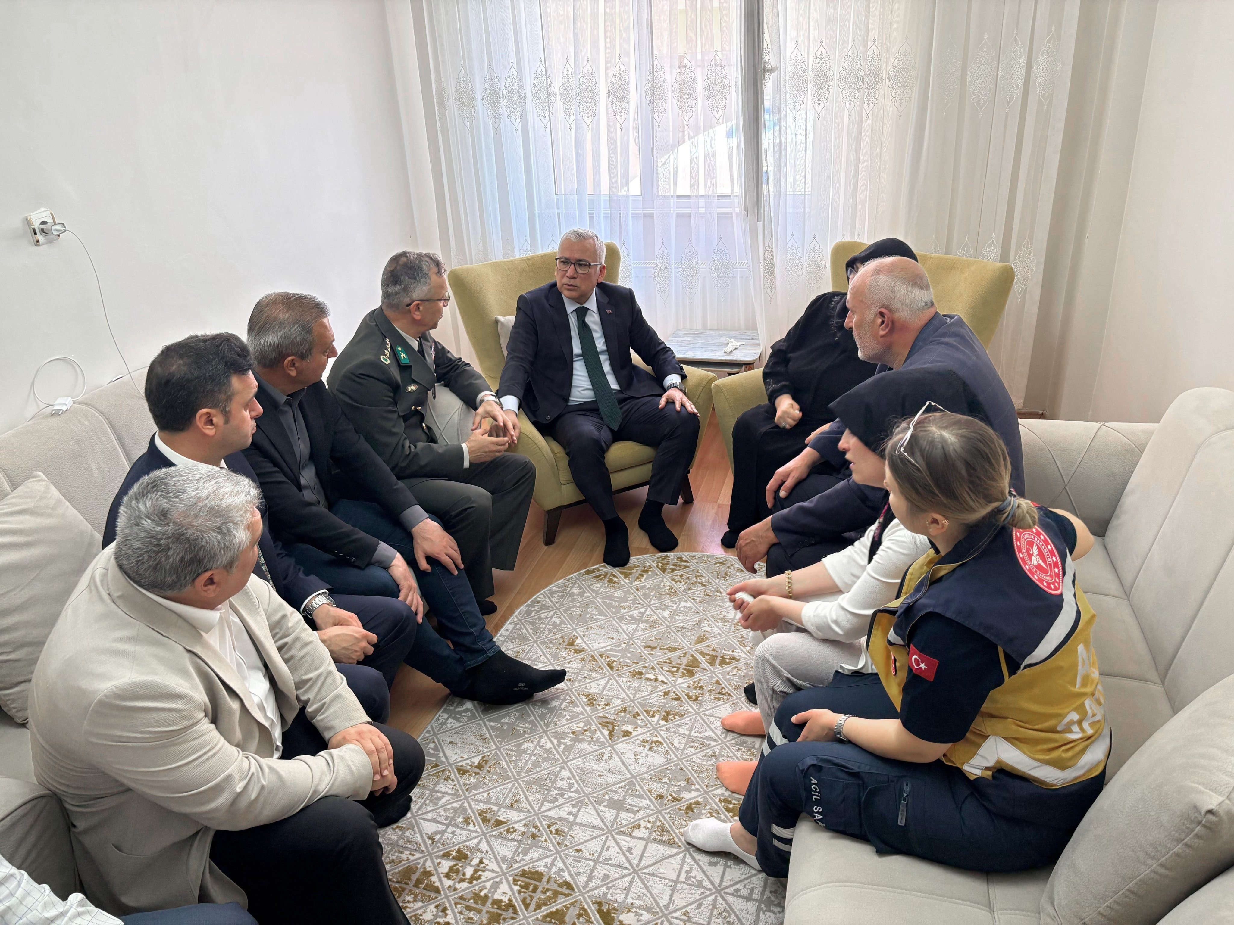Vali Şimşek şehit ailesini ziyaret etti!