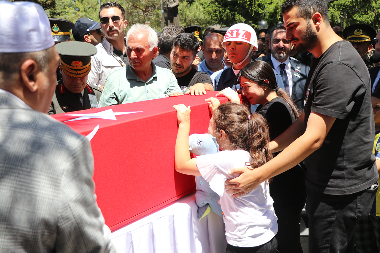 Sivas'ın yüreği yanıyor! Şehit Üzüm'ün kızının vedası yürekleri dağladı!