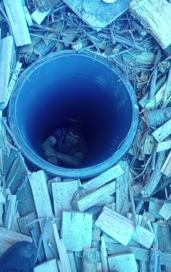 Sağır ve dilsiz adam bahçede dolaşırken su kuyusuna düştü! Yardımına itfaiye koştu
