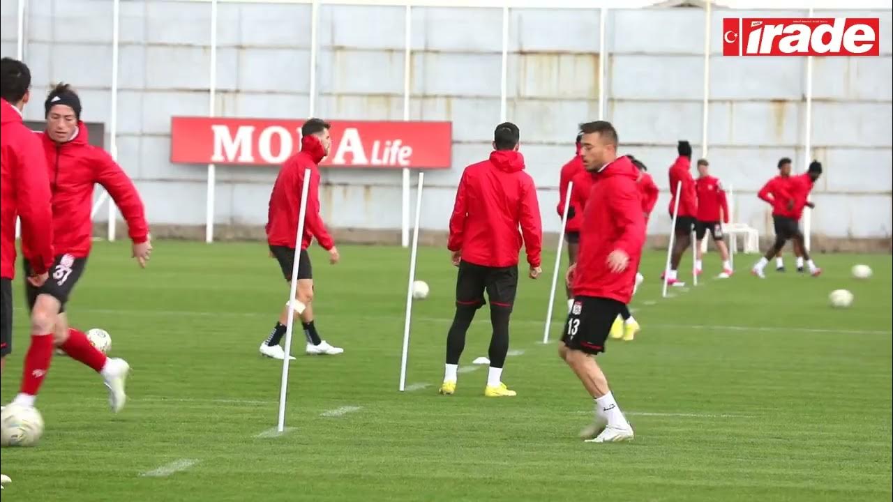 SİVASSPOR SAĞANAK YAĞMUR ALTINDA ÇALIŞTI