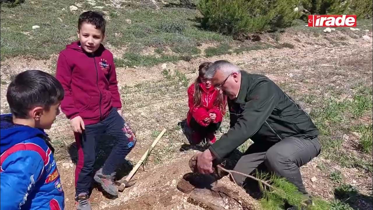 MİNİKLER DEPREMZEDE ÇOCUKLAR ANISINA FİDAN DİKTİ
