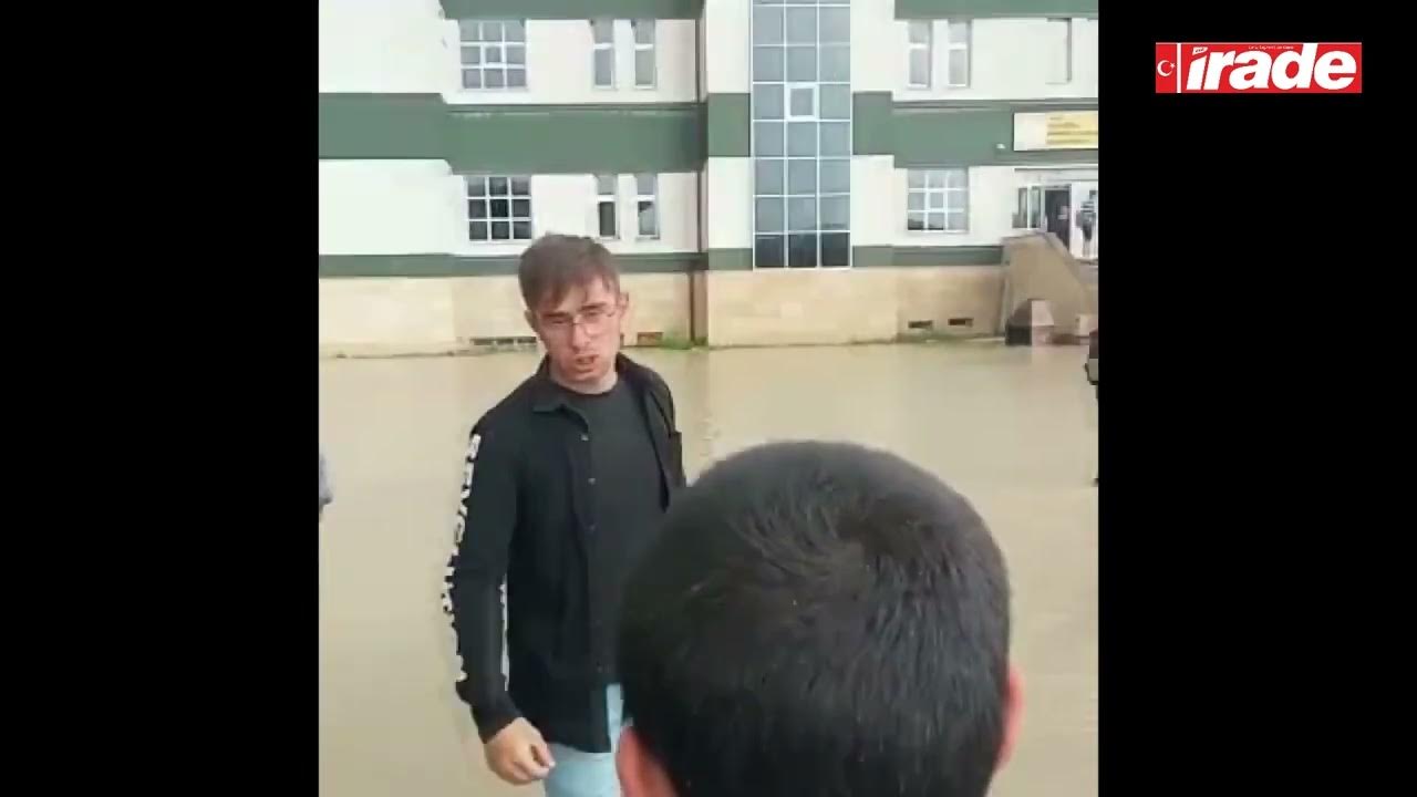 Okul Bahçesi Sular Altında Kaldı, Öğrenciler Birbirini Sırtladı