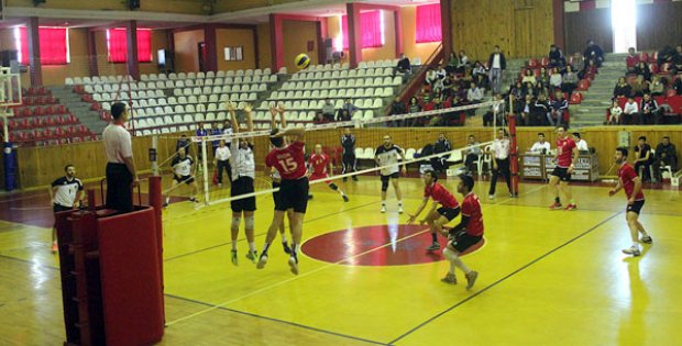 Voleybolculara Bir Darbede Niksar´dan