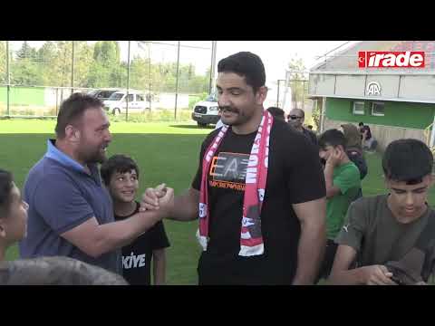 Taha Akgül'den Gençlere Karakucak Güreşi Tavsiyesi