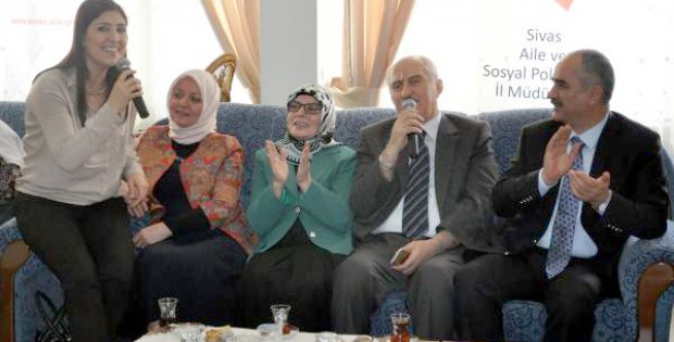 Sivas Valisi Barut, Yaşlılara Türkü Söyledi