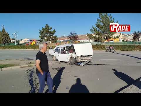 Sivas'ta 2 Araç Çarpıştı! Sürücüler Yaralı