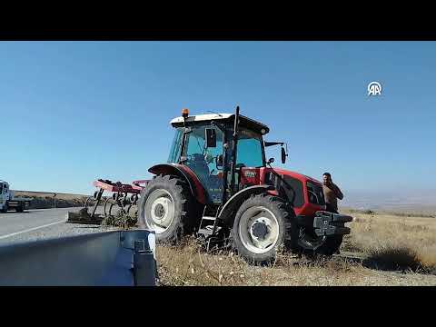 Sivas'ta traktör ile otomobilin çarpıştığı kazada 2 kişi yaralandı