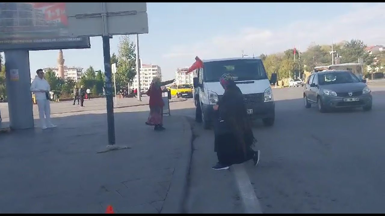 Yer Sivas: Dubalarla Araçlara Saldırdı, Vatandaşa Hakaret Etti