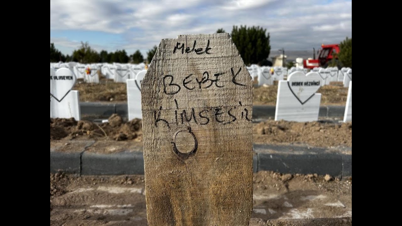 Sivas'ta Parçalanmış Halde Bulunan Bebek Defnedildi! Mezar Tahtasına Yazılanlar Yürek Dağladı!