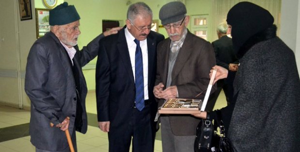 Coşkun, Yaşlıları Ziyaret Etti
