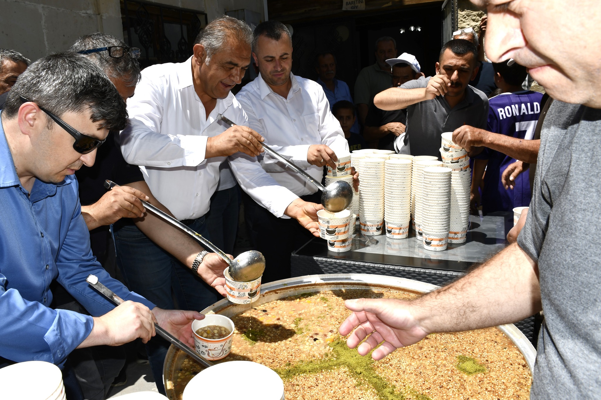 Sivas'ta 3 bin kişilik aşure dağıtıldı