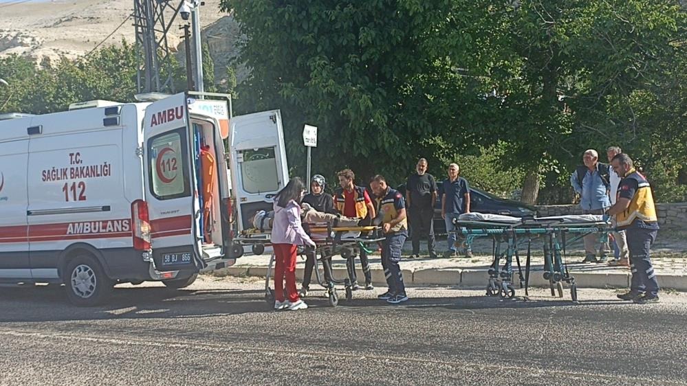 Sivas'ta 2 otomobil çarpıştı