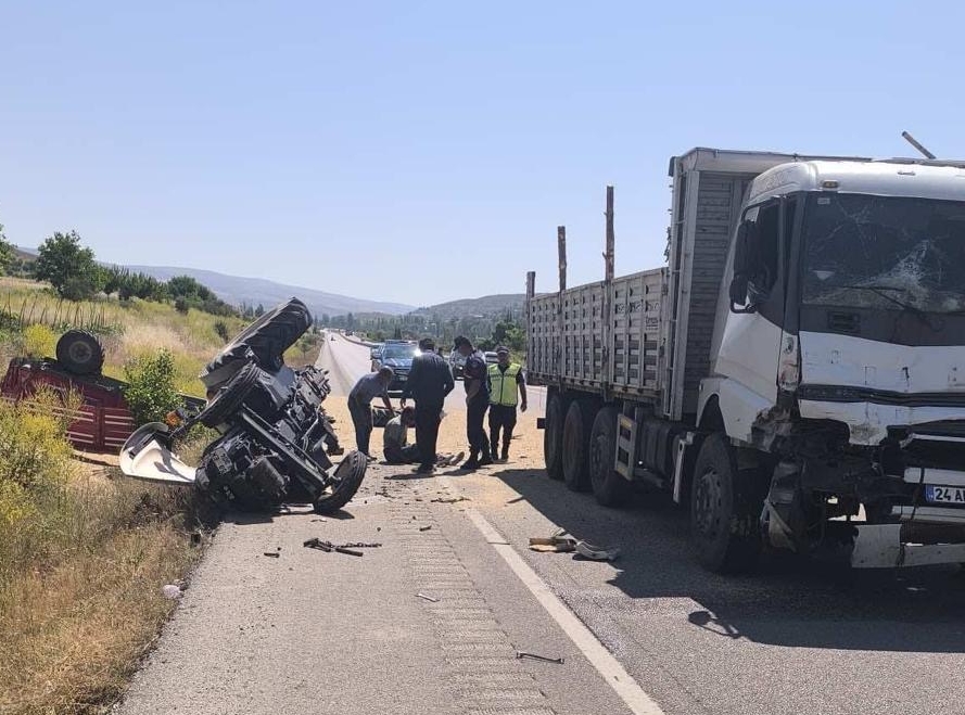 Sivas'ta kamyon ile traktör çarpıştı!