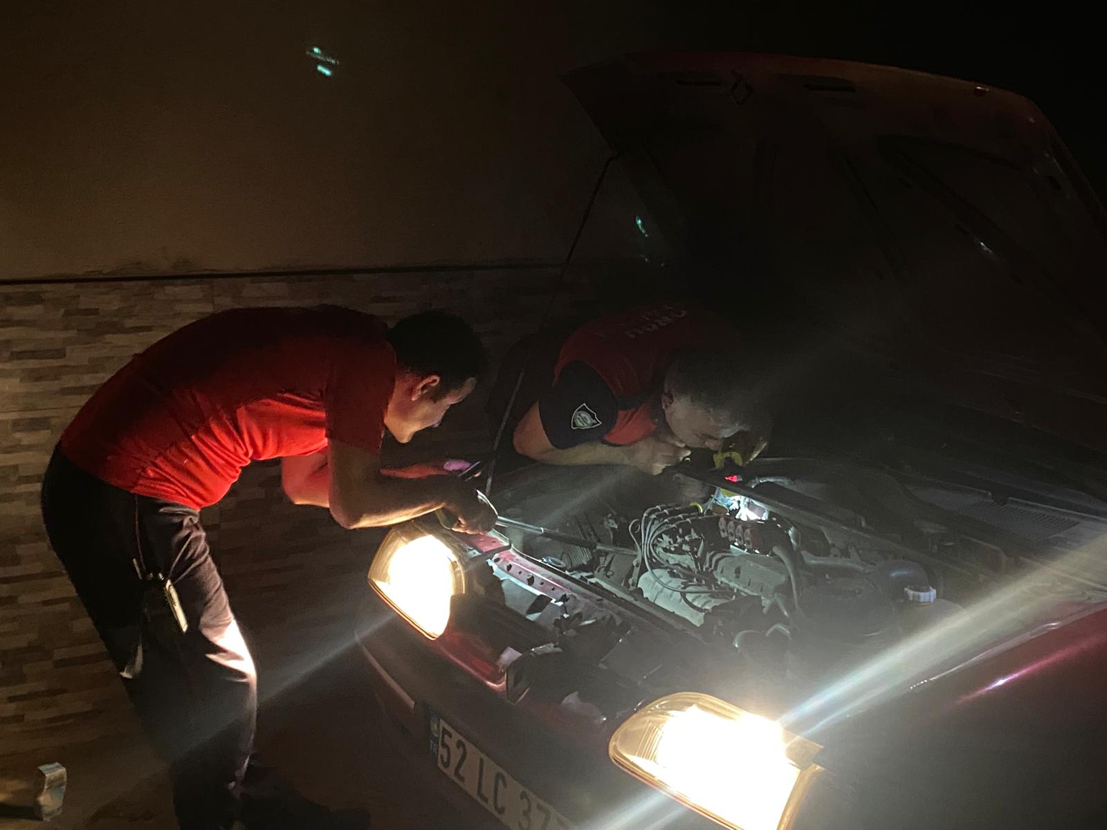 Otomobilin motoruna sıkışan yavru kedi kurtarıldı