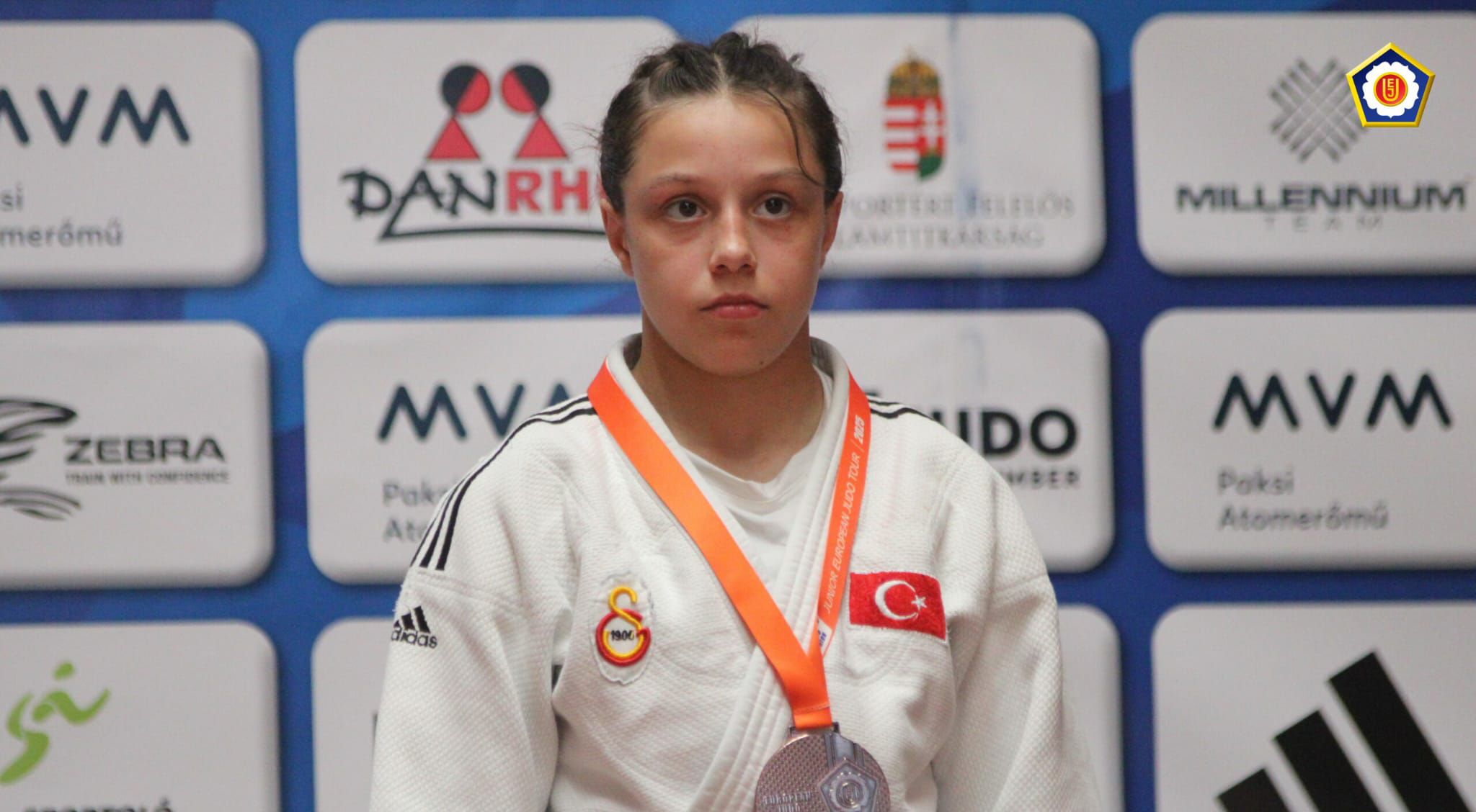 Sivaslı Begümnaz Avrupa’da madalyaya doymuyor