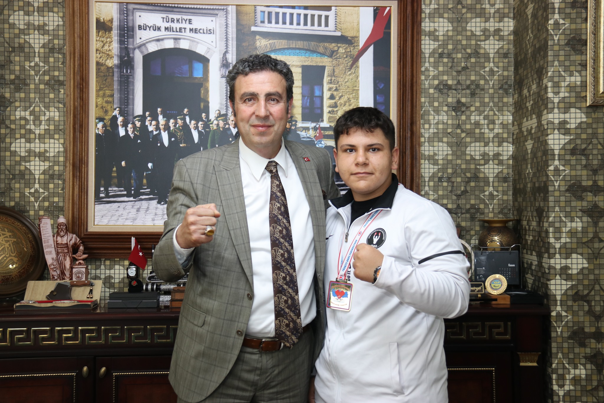 SESOB Başkanı Hakan Demirgil, Boks Şampiyonu Baba-Oğulu Ağırladı