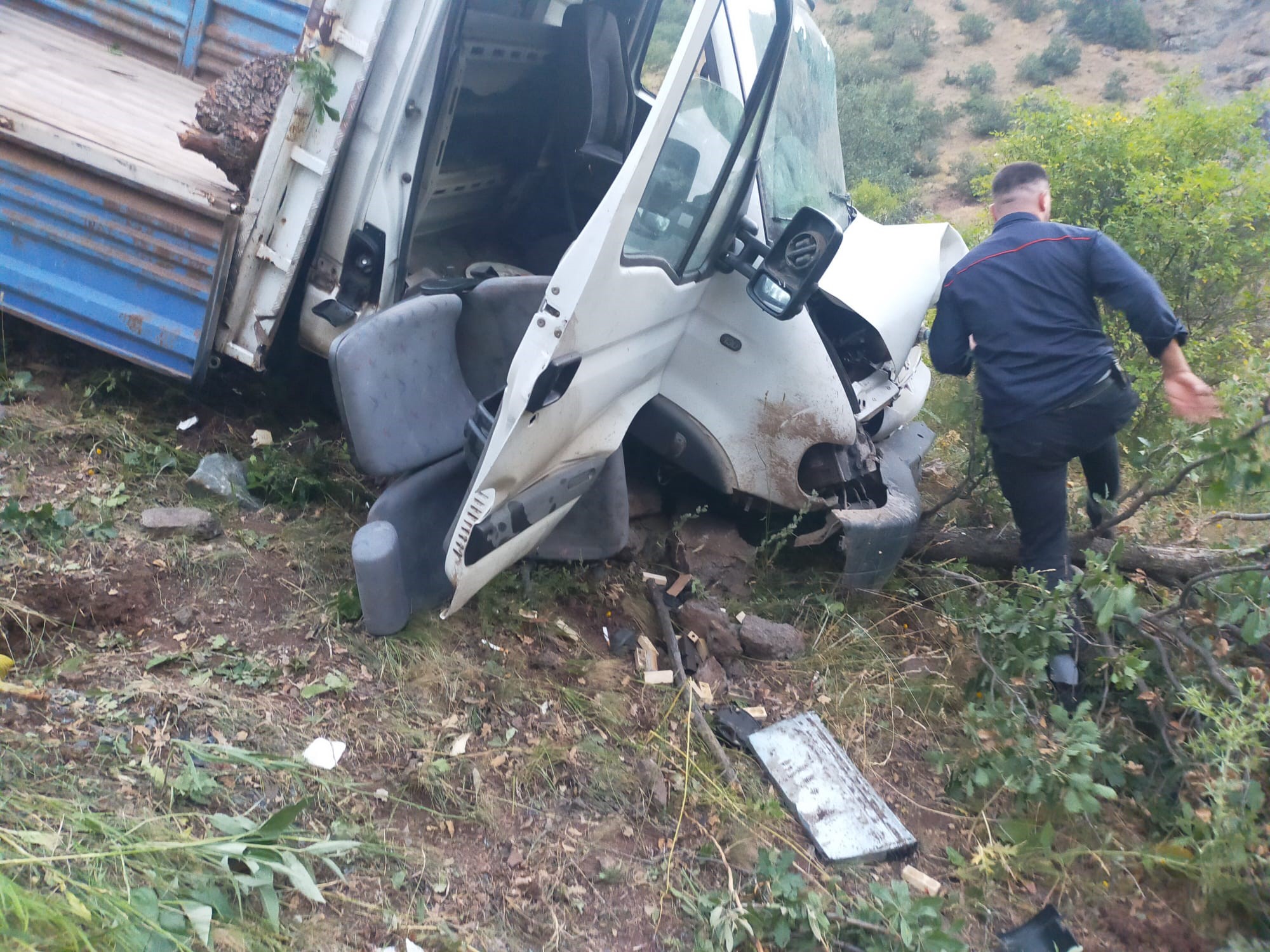 Sivas'ta araç şarampole yuvarlandı: 3 yaralı
