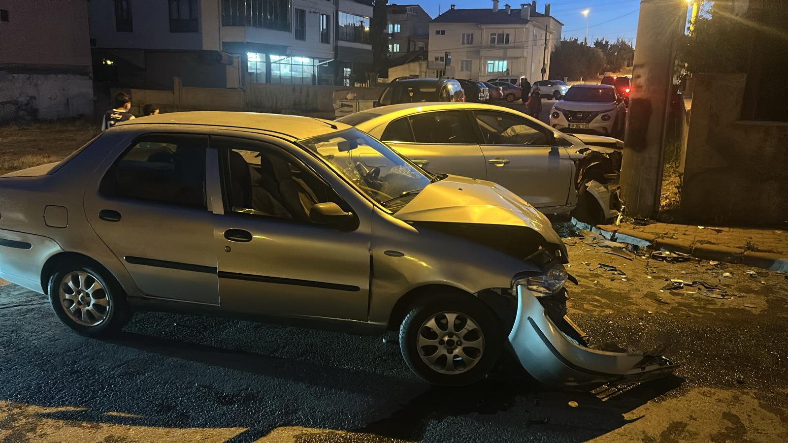Sivas'ta 2 otomobil çarpıştı: 6 kişi yaralandı