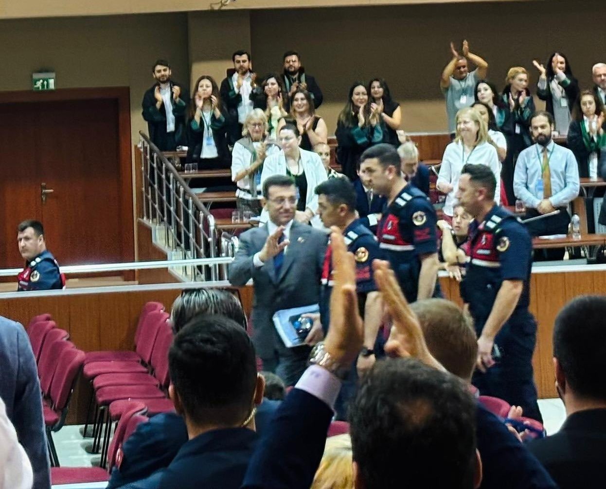 CHP'li Ulaş Karasu'dan İmamoğlu Kararına Sert Tepki: "Vesikalık Fotoğrafa Yenileceksiniz!"