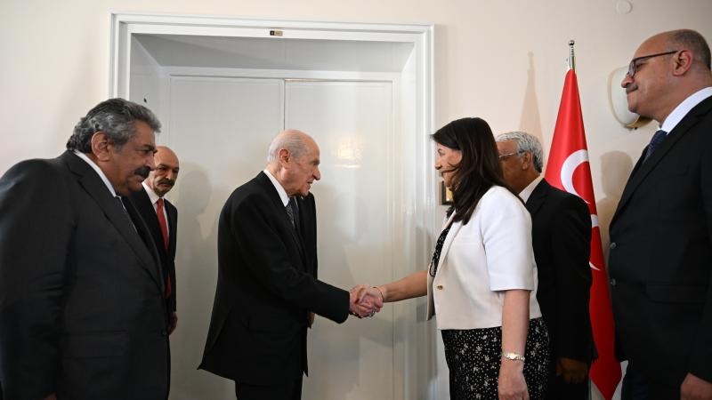 Bahçeli, DEM'lileri kapıda karşıladı