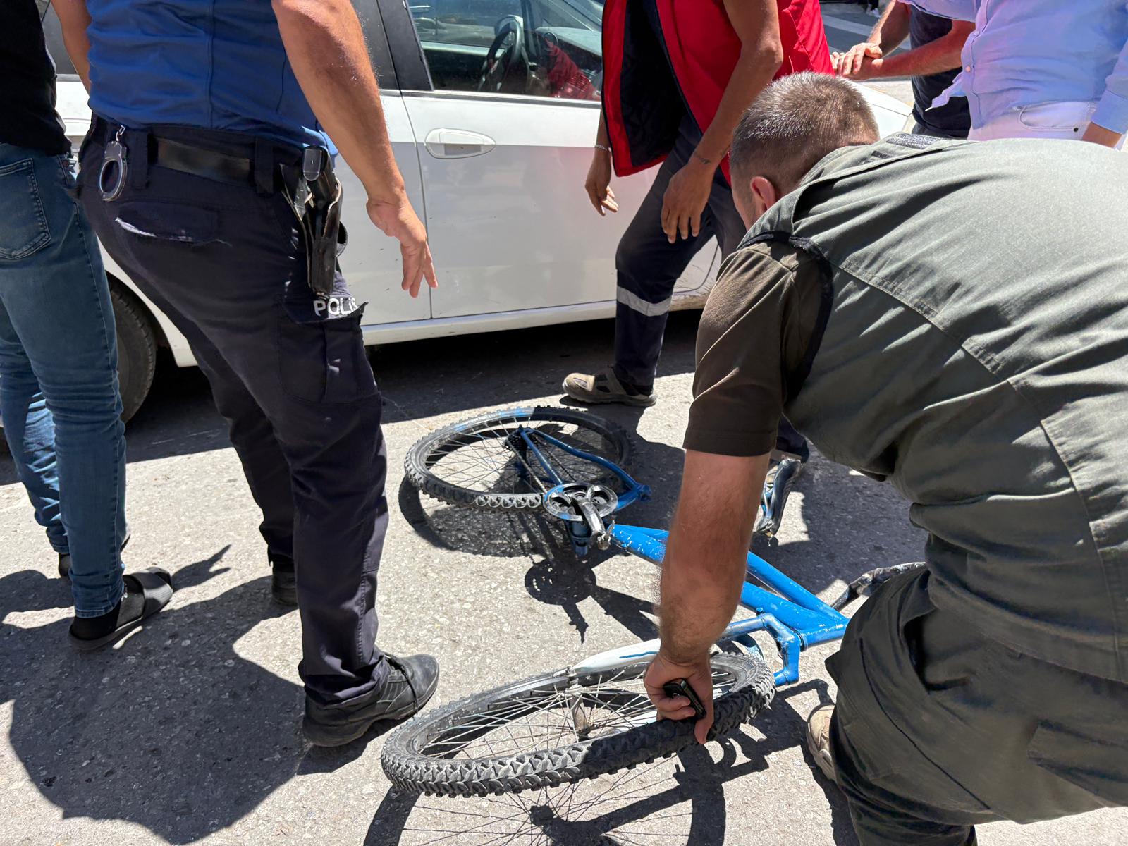 Sivas'ta bisikletli otomobil ile çarpıştı!