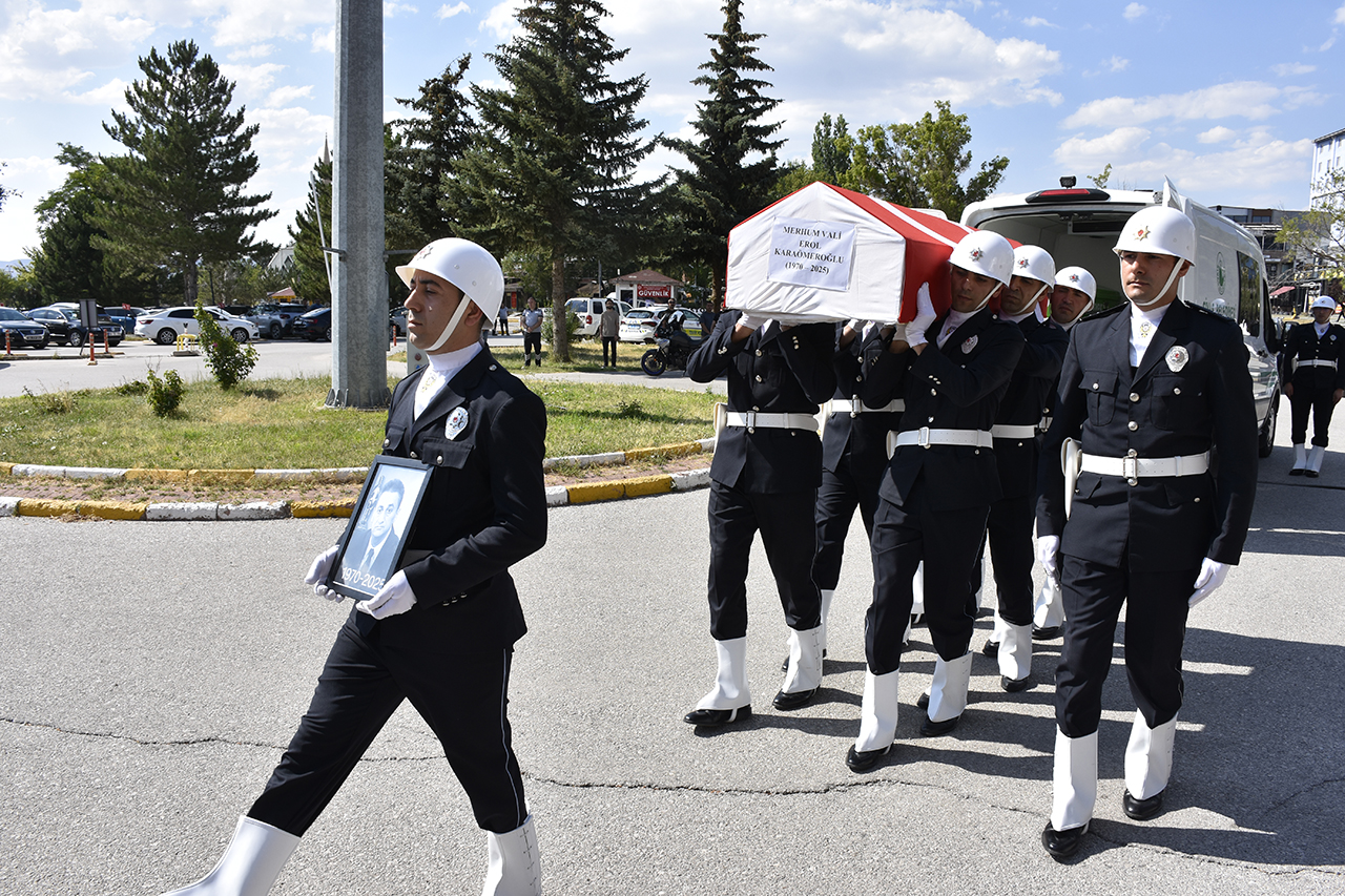 Sivas'ta vefat eden vali için tören düzenlendi
