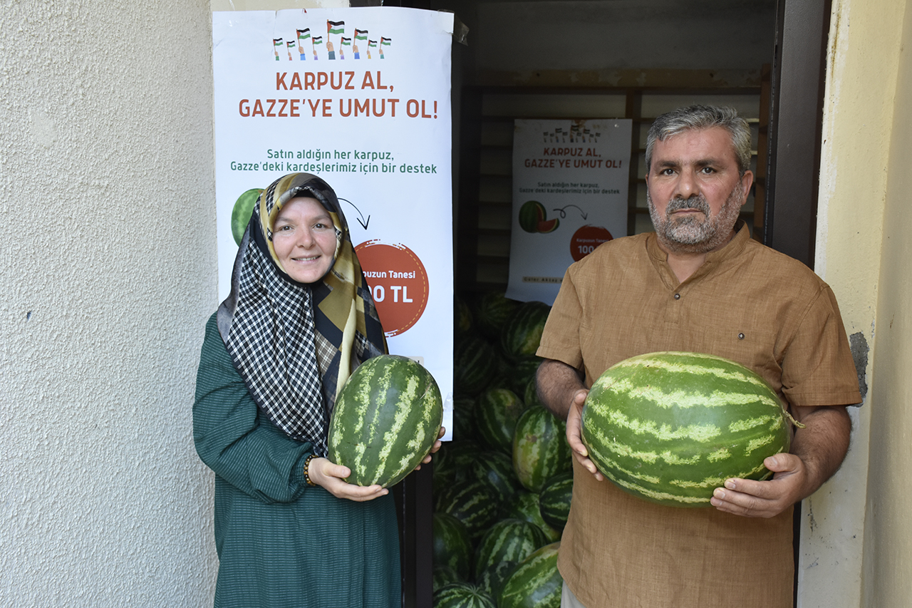 Adıyaman'dan gelen karpuzlar Sivas'ta Gazze'ye yardıma dönüştü