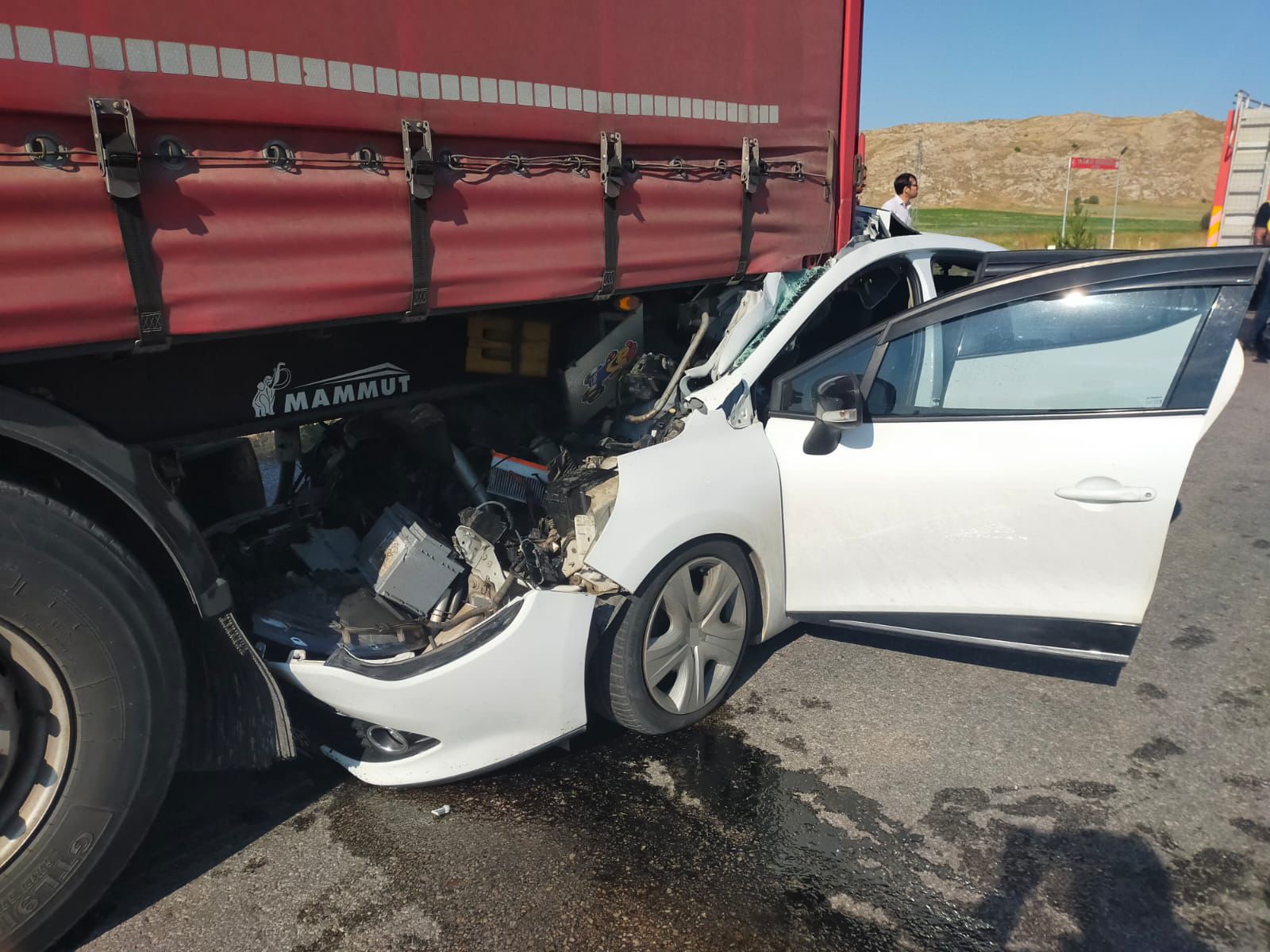 Sivas'ta otomobil tıra çarptı!  2'si çocuk 6 yaralı