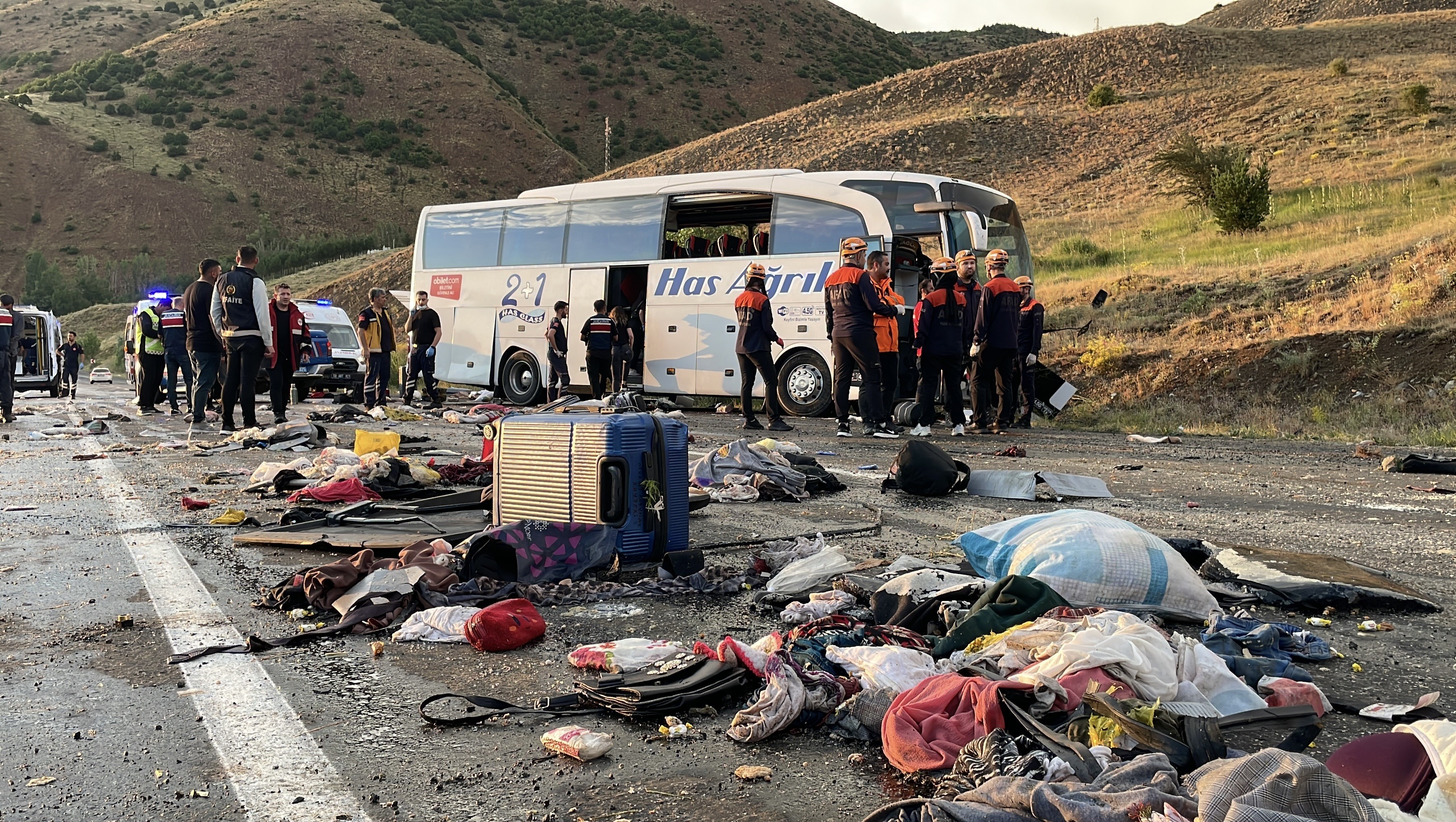 Sivas'ta otobüs kazasında ölenlerin kimlikleri tespit edildi