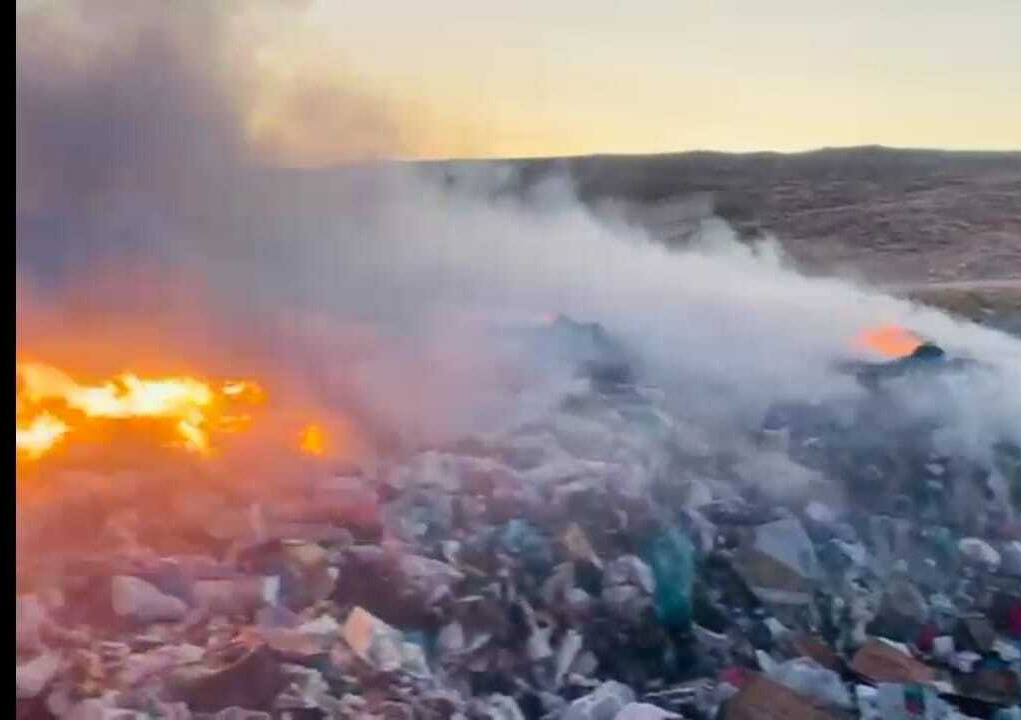 Şarkışla’daki Çöplük Alev Alev! İtfaiye 3 Saatlik Mücadeleyle Yangını Söndürdü