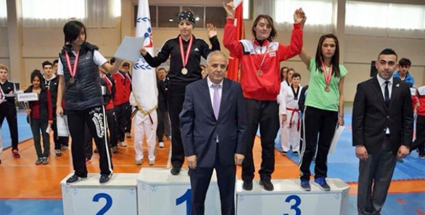 Tekvandoculardan Bir Altın İki Gümüş Madalya