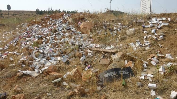 Yol kenarına atılmış yüzlerce ilaç bulundu