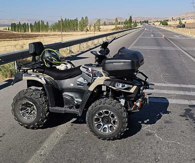 Kayseri-Sivas Karayolu'nda Kaza! Yaşlı Sürücü Hastaneye Kaldırıldı