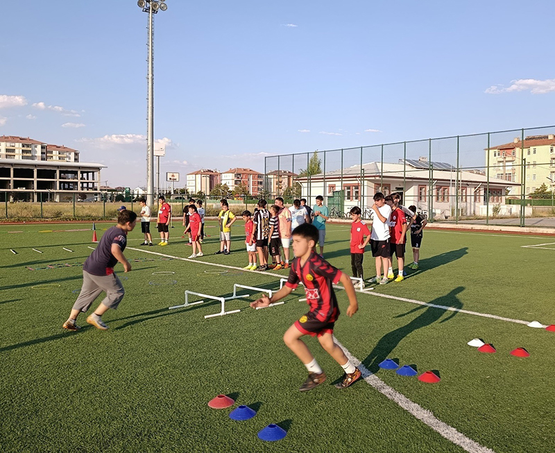 Gençlere yaz futbol eğitimi