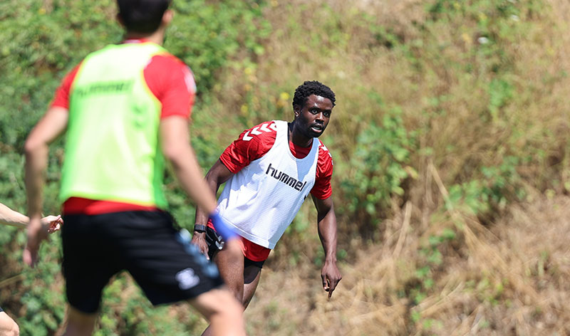 Sivasspor'da yeni transfer takımla çalışmalara başladı