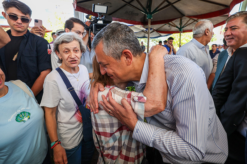 CHP Genel Başkanı Özel, semt pazarını ziyaret etti